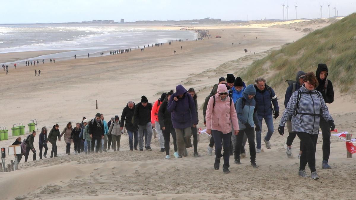 Duizenden Wandelaars Trotseren Gure Wind Voor De 30 Van Zandvoort